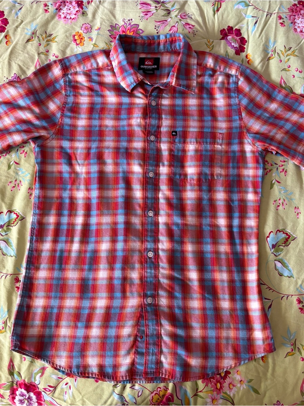 Quiksilver blue red Plaid button up short sleeve shirt men’s small 29x21